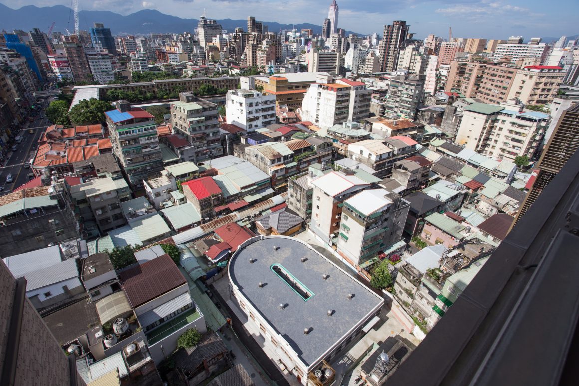 Xinfu Market, with Dongsanshui Street Market running perpendicular to the north. (Photo・JUT Foundation for Arts and Architecture)