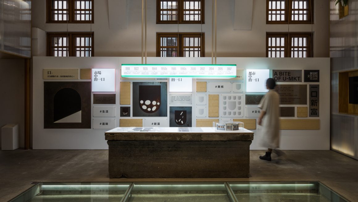 Ａvisitor takes in a exhibit on the history of Xinfu Market at U-mkt.(Photo・JUT Foundation for Arts and Architecture)