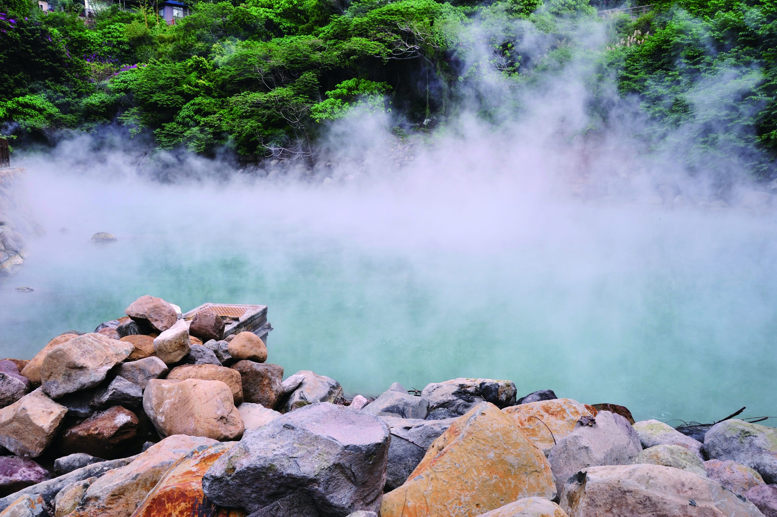 The stones in the geothermal valley contain the radioactive element radium, and are known as Beitou Stone. The left image shows the Beitou Geothermal Valley; the right image displays the Beitou Stone from the Beitou Hot Spring Museum’s permanent collection. (Photo・MyTaiwanTour)