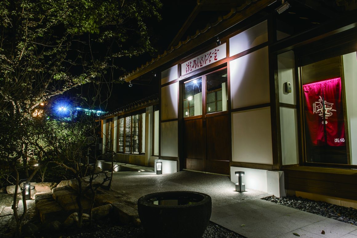 . Long Nice Hot Springs is the oldest Japanese-style hot spring bathhouse in the area, offering the most authentic green sulfur hot spring experience. (Photo・Long Nice Hot Springs)