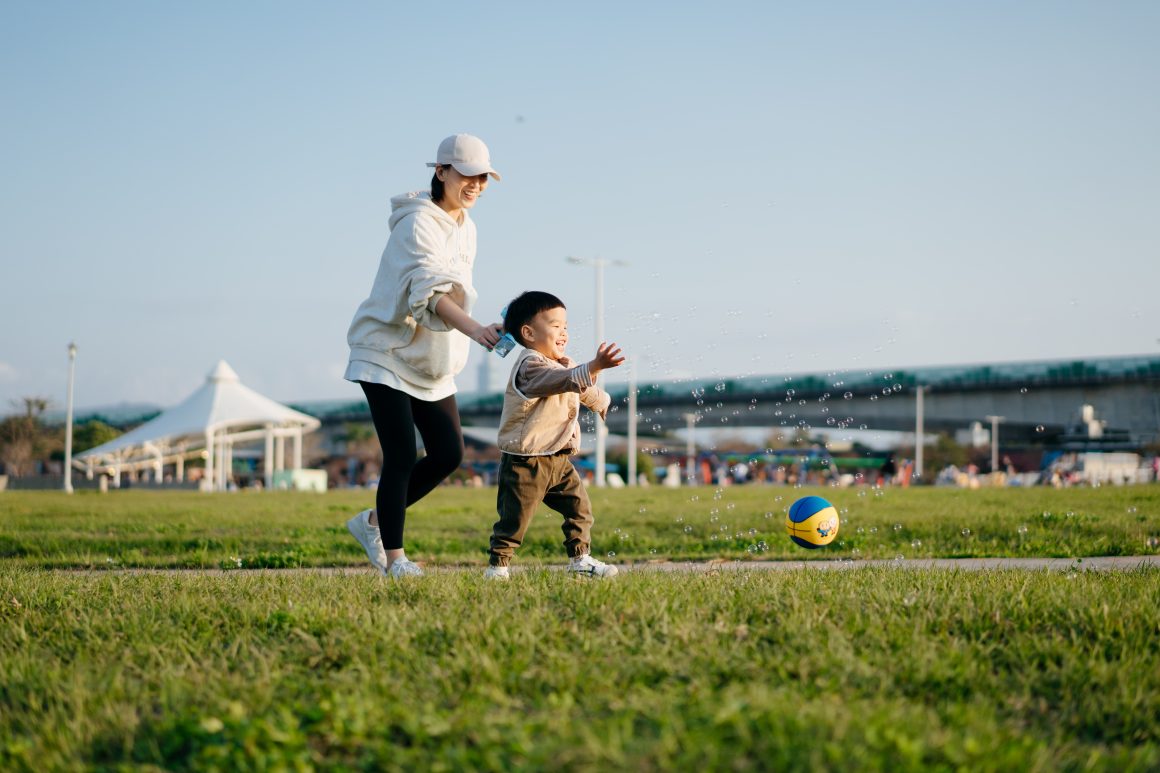 Residents bring kids to the park to picnic and enjoy the fresh air by the river. (Phot・Brown Chen)