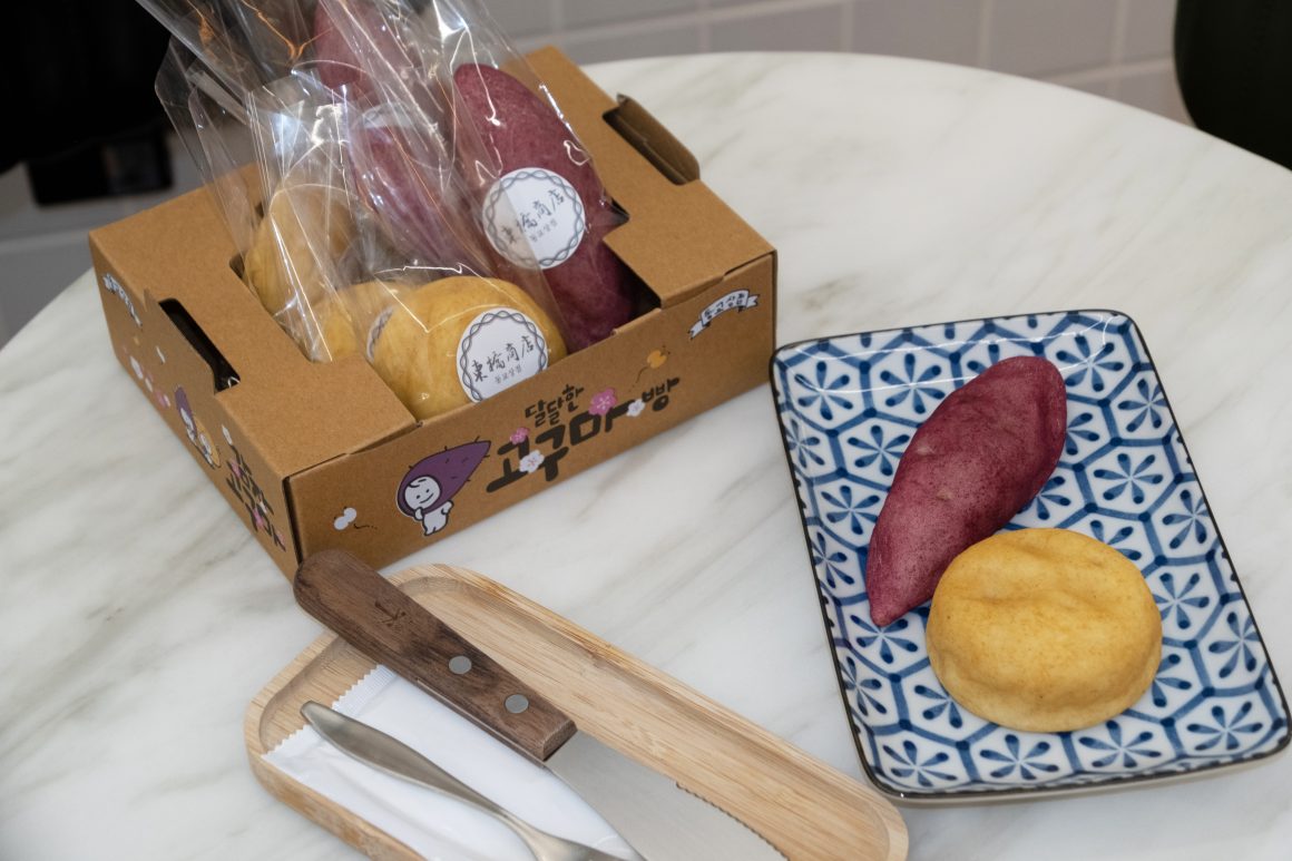 Hot, fresh sweet potato bread on offer at Dongkyo Bakery. (Photo・Jeremy Kuahn)