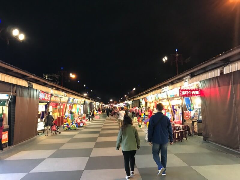 Dongdamen night market in Hualien city is a great place to hang out after visiting Taroko Gorge. 